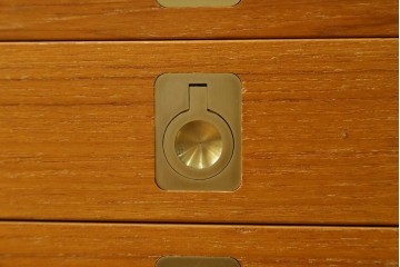 中古　美品　ノルウェー製　Nesje AS　チーク材　明るい木肌が美しい照明付きキャビネット　(R-090324)