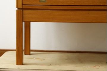 中古　美品　ノルウェー製　Nesje AS　チーク材　明るい木肌が美しい照明付きキャビネット　(R-090324)