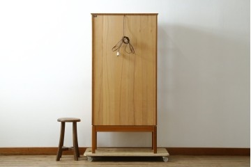 中古　美品　ノルウェー製　Nesje AS　チーク材　明るい木肌が美しい照明付きキャビネット　(R-090324)
