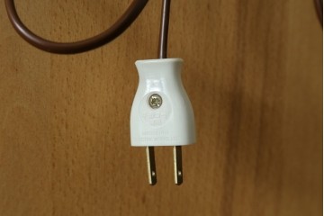 中古　美品　ノルウェー製　Nesje AS　チーク材　明るい木肌が美しい照明付きキャビネット　(R-090324)