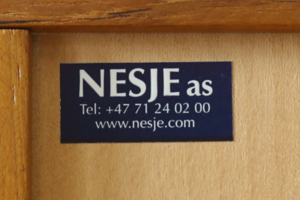 中古　美品　ノルウェー製　Nesje AS　チーク材　明るい木肌が美しい照明付きキャビネット　(R-090324)