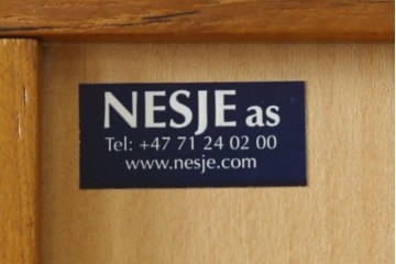 中古　美品　ノルウェー製　Nesje AS　チーク材　明るい木肌が美しい照明付きキャビネット　(R-090324)