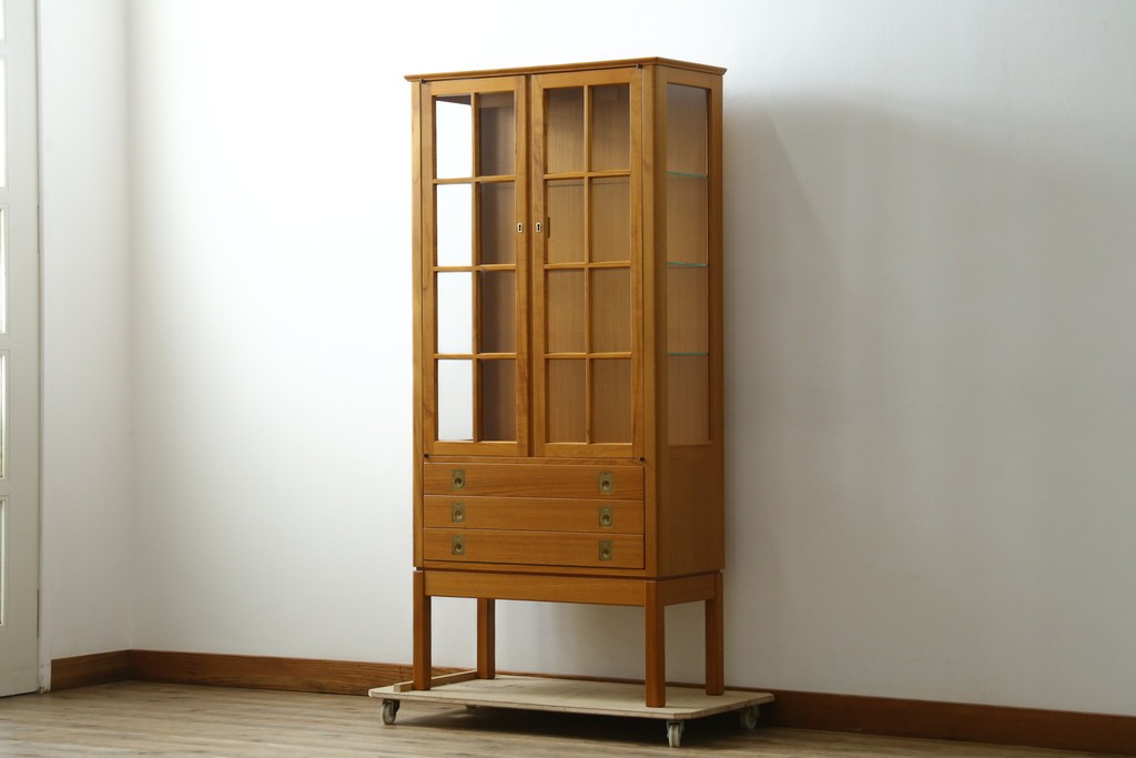 中古　美品　ノルウェー製　Nesje AS　チーク材　明るい木肌が美しい照明付きキャビネット　(R-090324)