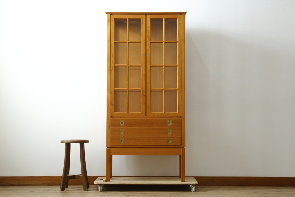 中古　美品　ノルウェー製　Nesje AS　チーク材　明るい木肌が美しい照明付きキャビネット　(R-090324)