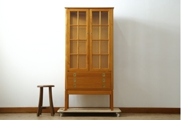 中古　美品　ノルウェー製　Nesje AS　チーク材　明るい木肌が美しい照明付きキャビネット　(R-090324)