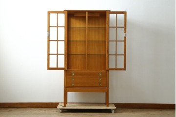 中古　美品　ノルウェー製　Nesje AS　チーク材　明るい木肌が美しい照明付きキャビネット　(R-090324)