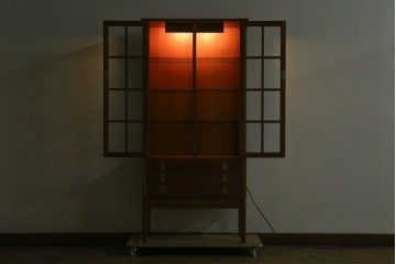 中古　美品　ノルウェー製　Nesje AS　チーク材　明るい木肌が美しい照明付きキャビネット　(R-090324)