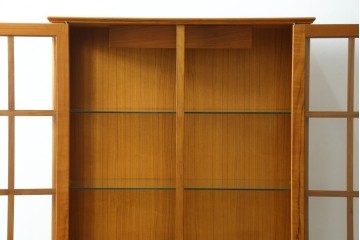 中古　美品　ノルウェー製　Nesje AS　チーク材　明るい木肌が美しい照明付きキャビネット　(R-090324)