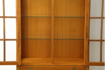 中古　美品　ノルウェー製　Nesje AS　チーク材　明るい木肌が美しい照明付きキャビネット　(R-090324)
