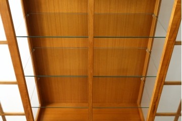 中古　美品　ノルウェー製　Nesje AS　チーク材　明るい木肌が美しい照明付きキャビネット　(R-090324)