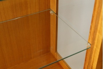 中古　美品　ノルウェー製　Nesje AS　チーク材　明るい木肌が美しい照明付きキャビネット　(R-090324)