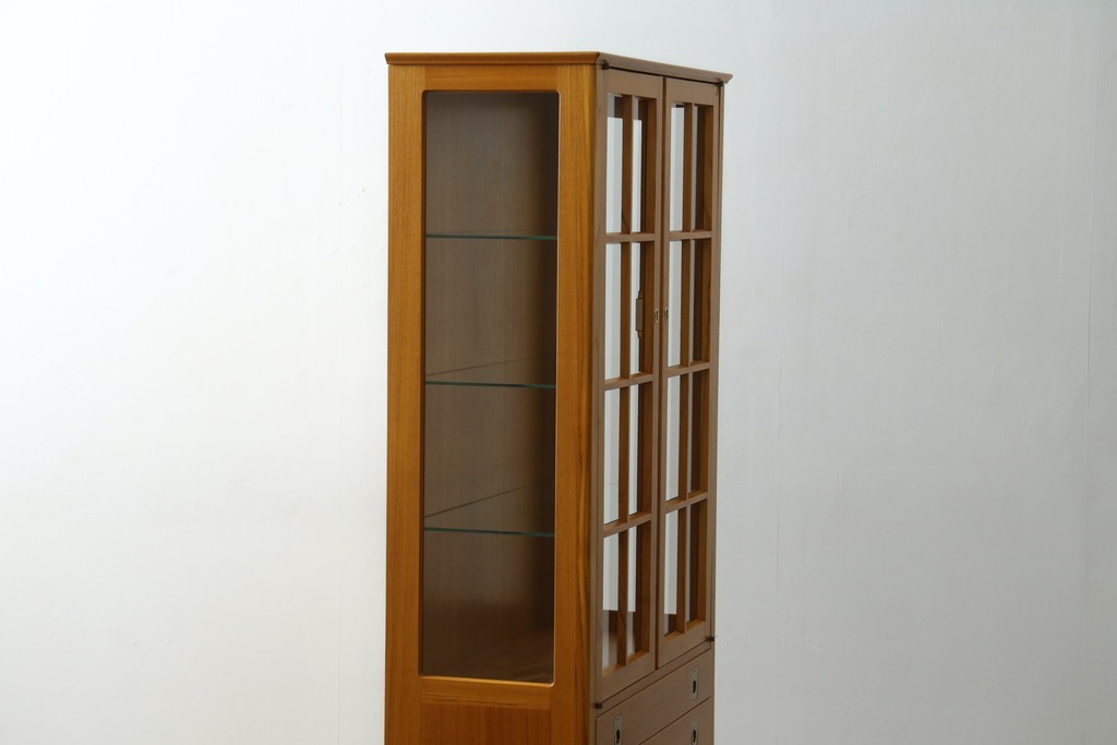 中古　美品　ノルウェー製　Nesje AS　チーク材　明るい木肌が美しい照明付きキャビネット　(R-090324)