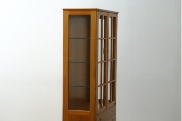 中古　美品　ノルウェー製　Nesje AS　チーク材　明るい木肌が美しい照明付きキャビネット　(R-090324)