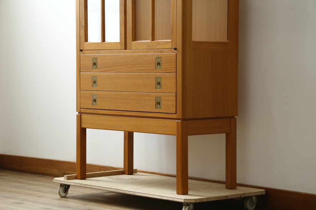 中古　美品　ノルウェー製　Nesje AS　チーク材　明るい木肌が美しい照明付きキャビネット　(R-090324)