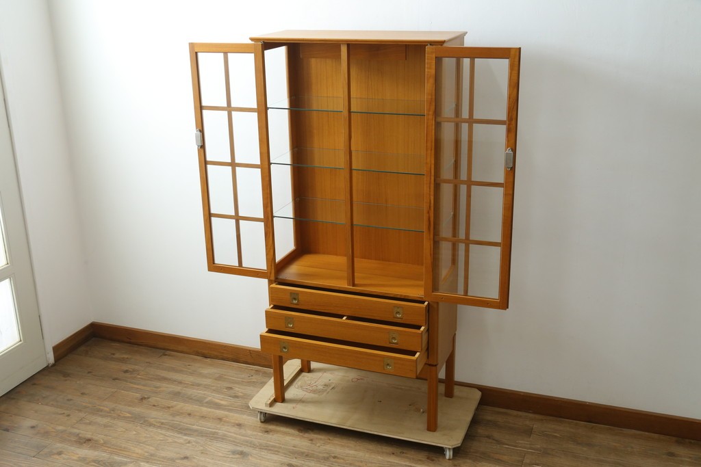 中古　美品　ノルウェー製　Nesje AS　チーク材　明るい木肌が美しい照明付きキャビネット　(R-090324)