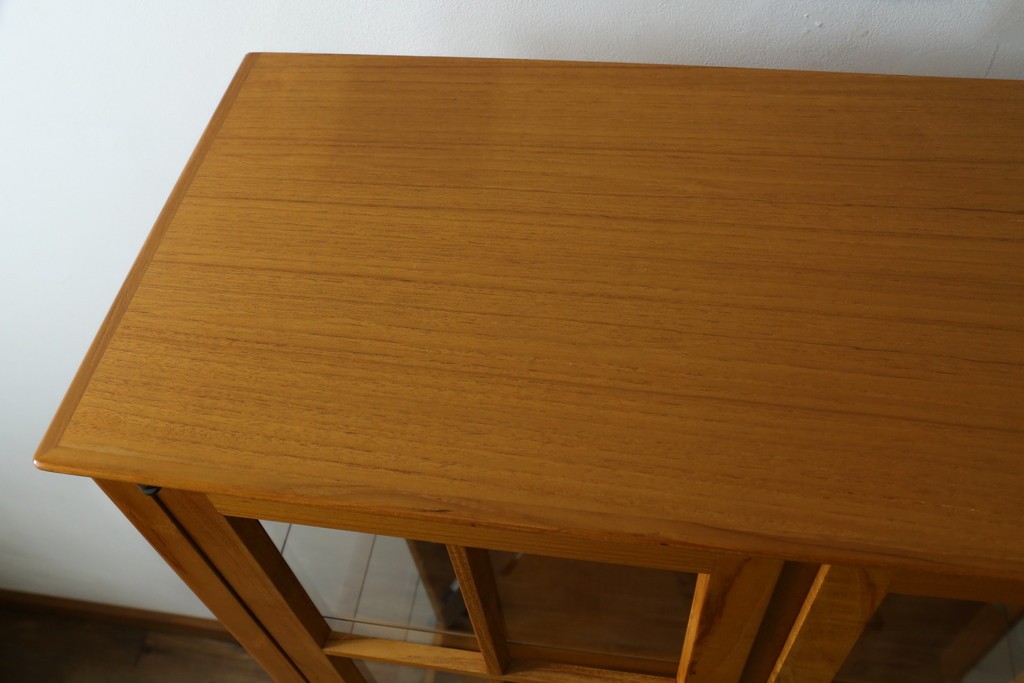 中古　美品　ノルウェー製　Nesje AS　チーク材　明るい木肌が美しい照明付きキャビネット　(R-090324)