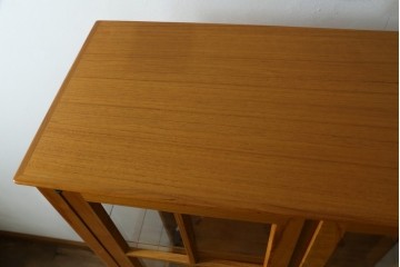 中古　美品　ノルウェー製　Nesje AS　チーク材　明るい木肌が美しい照明付きキャビネット　(R-090324)
