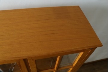 中古　美品　ノルウェー製　Nesje AS　チーク材　明るい木肌が美しい照明付きキャビネット　(R-090324)