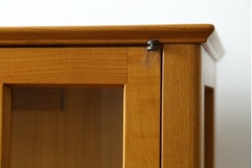 中古　美品　ノルウェー製　Nesje AS　チーク材　明るい木肌が美しい照明付きキャビネット　(R-090324)