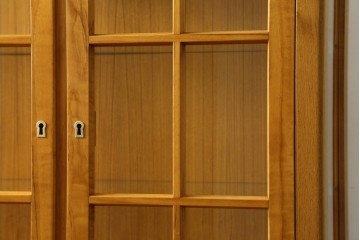 中古　美品　ノルウェー製　Nesje AS　チーク材　明るい木肌が美しい照明付きキャビネット　(R-090324)