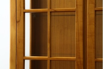 中古　美品　ノルウェー製　Nesje AS　チーク材　明るい木肌が美しい照明付きキャビネット　(R-090324)