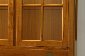 中古　美品　ノルウェー製　Nesje AS　チーク材　明るい木肌が美しい照明付きキャビネット　(R-090324)