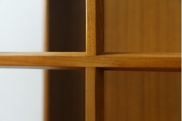 中古　美品　ノルウェー製　Nesje AS　チーク材　明るい木肌が美しい照明付きキャビネット　(R-090324)