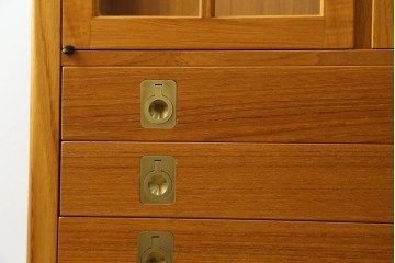 中古　美品　ノルウェー製　Nesje AS　チーク材　明るい木肌が美しい照明付きキャビネット　(R-090324)