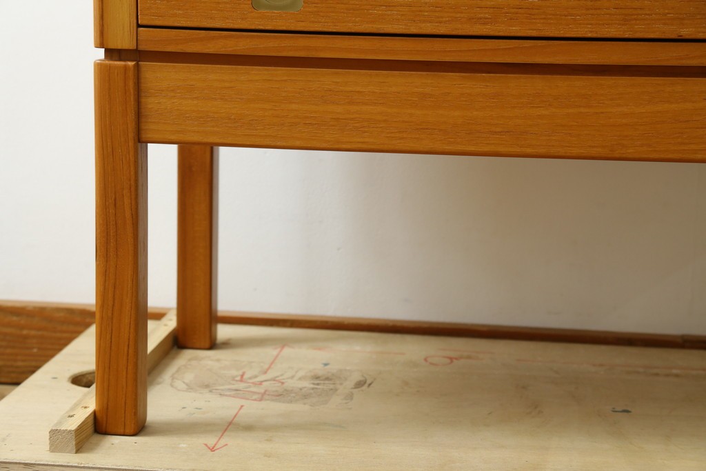 中古　美品　ノルウェー製　Nesje AS　チーク材　明るい木肌が美しい照明付きキャビネット　(R-090324)