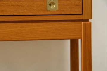 中古　美品　ノルウェー製　Nesje AS　チーク材　明るい木肌が美しい照明付きキャビネット　(R-090324)