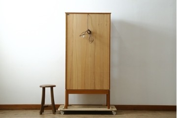 中古　美品　ノルウェー製　Nesje AS　チーク材　明るい木肌が美しい照明付きキャビネット　(R-090324)