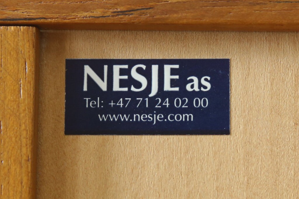 中古　美品　ノルウェー製　Nesje AS　チーク材　明るい木肌が美しい照明付きキャビネット　(R-090324)