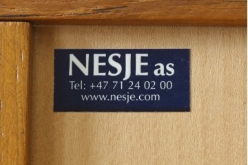 中古　美品　ノルウェー製　Nesje AS　チーク材　明るい木肌が美しい照明付きキャビネット　(R-090324)