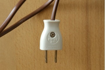 中古　美品　ノルウェー製　Nesje AS　チーク材　明るい木肌が美しい照明付きキャビネット　(R-090324)