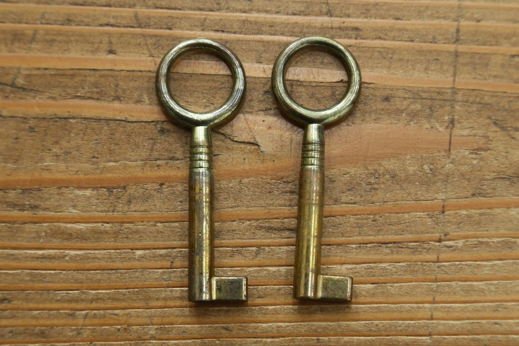 中古　美品　ノルウェー製　Nesje AS　チーク材　明るい木肌が美しい照明付きキャビネット　(R-090324)