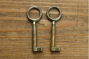 中古　美品　ノルウェー製　Nesje AS　チーク材　明るい木肌が美しい照明付きキャビネット　(R-090324)
