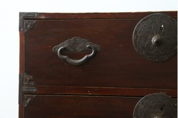 和製アンティーク　前面栗材　米沢箪笥　力強い木目と桜紋金具を備えた重ね箪笥　(R-090325)
