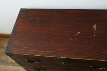 和製アンティーク　前面栗材　力強い木目と桜紋金具を備えた米沢箪笥ローチェスト　(R-090326)