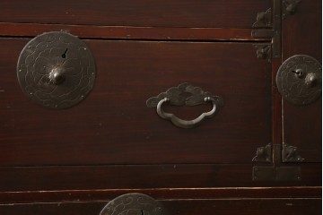 和製アンティーク　前面栗材　力強い木目と桜紋金具を備えた米沢箪笥ローチェスト　(R-090326)