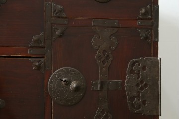 和製アンティーク　前面栗材　力強い木目と桜紋金具を備えた米沢箪笥ローチェスト　(R-090326)