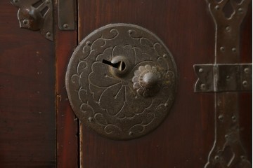 和製アンティーク　前面栗材　力強い木目と桜紋金具を備えた米沢箪笥ローチェスト　(R-090326)