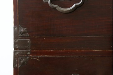 和製アンティーク　前面栗材　力強い木目と桜紋金具を備えた米沢箪笥ローチェスト　(R-090326)