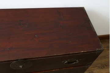 和製アンティーク　前面栗材　力強い木目と桜紋金具を備えた米沢箪笥ローチェスト　(R-090327)