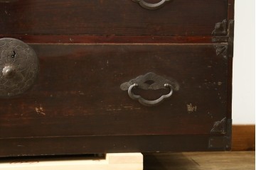 和製アンティーク　前面栗材　力強い木目と桜紋金具を備えた米沢箪笥ローチェスト　(R-090327)