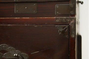 和製アンティーク　前面栗材　力強い木目と桜紋金具を備えた米沢箪笥ローチェスト　(R-090327)