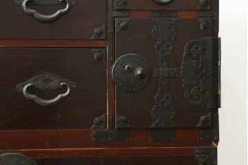 和製アンティーク　前面栗材　桜紋金具が趣深い米沢箪笥ローチェスト　(R-090329)