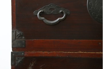 和製アンティーク　前面栗材　桜紋金具が趣深い米沢箪笥ローチェスト　(R-090329)