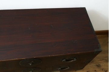 和製アンティーク　前面栗材　桜紋金具が趣深い米沢箪笥ローチェスト　(R-090330)