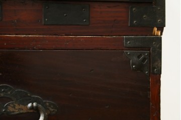 和製アンティーク　前面栗材　桜紋金具が趣深い米沢箪笥ローチェスト　(R-090330)
