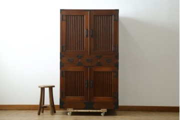 中古　美品　国産民芸家具　欅(ケヤキ)材　飾り金具が品格を添える二段重ねの水屋箪笥キャビネット　(R-090331)